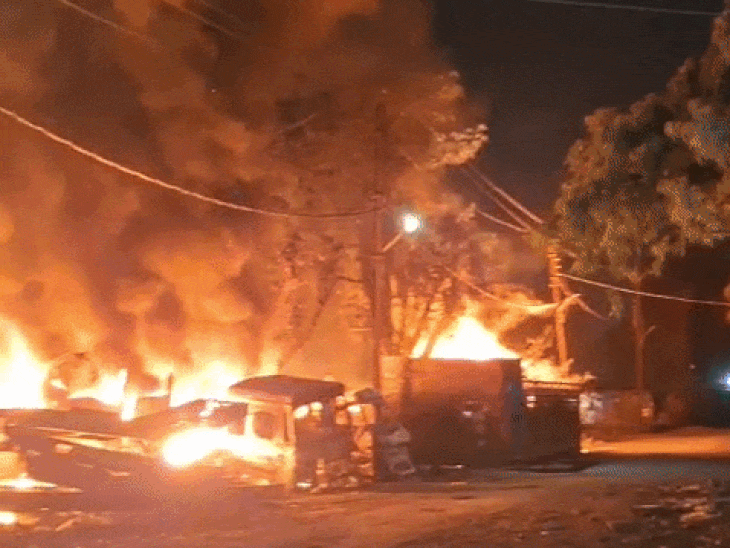 आग से हुए नुकसान का आंकलन किया जा रहा है। - Dainik Bhaskar