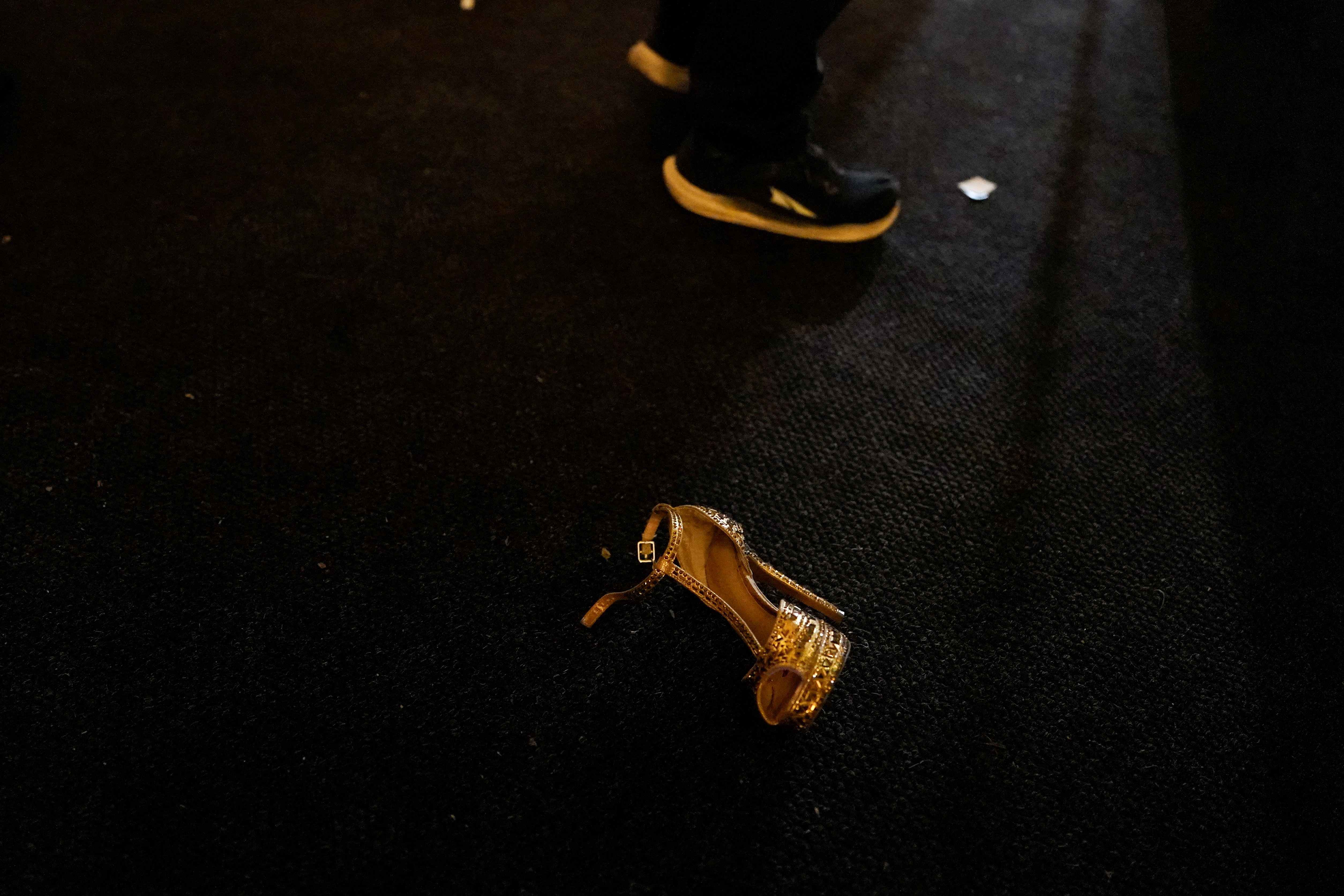 रेस्क्यू के दौरान एक महिला की सैंडल वहीं छूट गई।