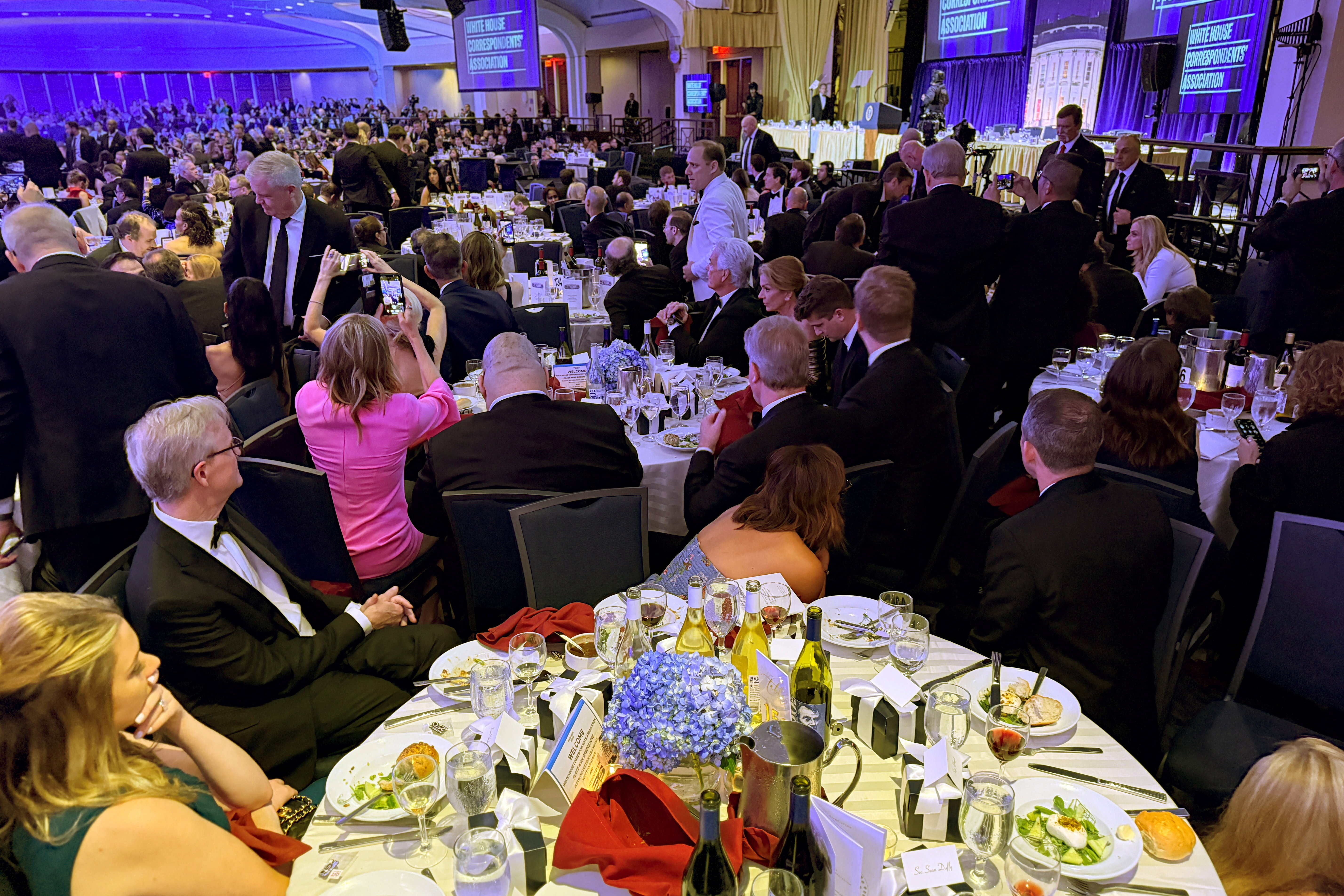 कार्यक्रम में मौजूद सभी गेस्ट आपस में बात कर रह थे और डिनर कर रहे थे।