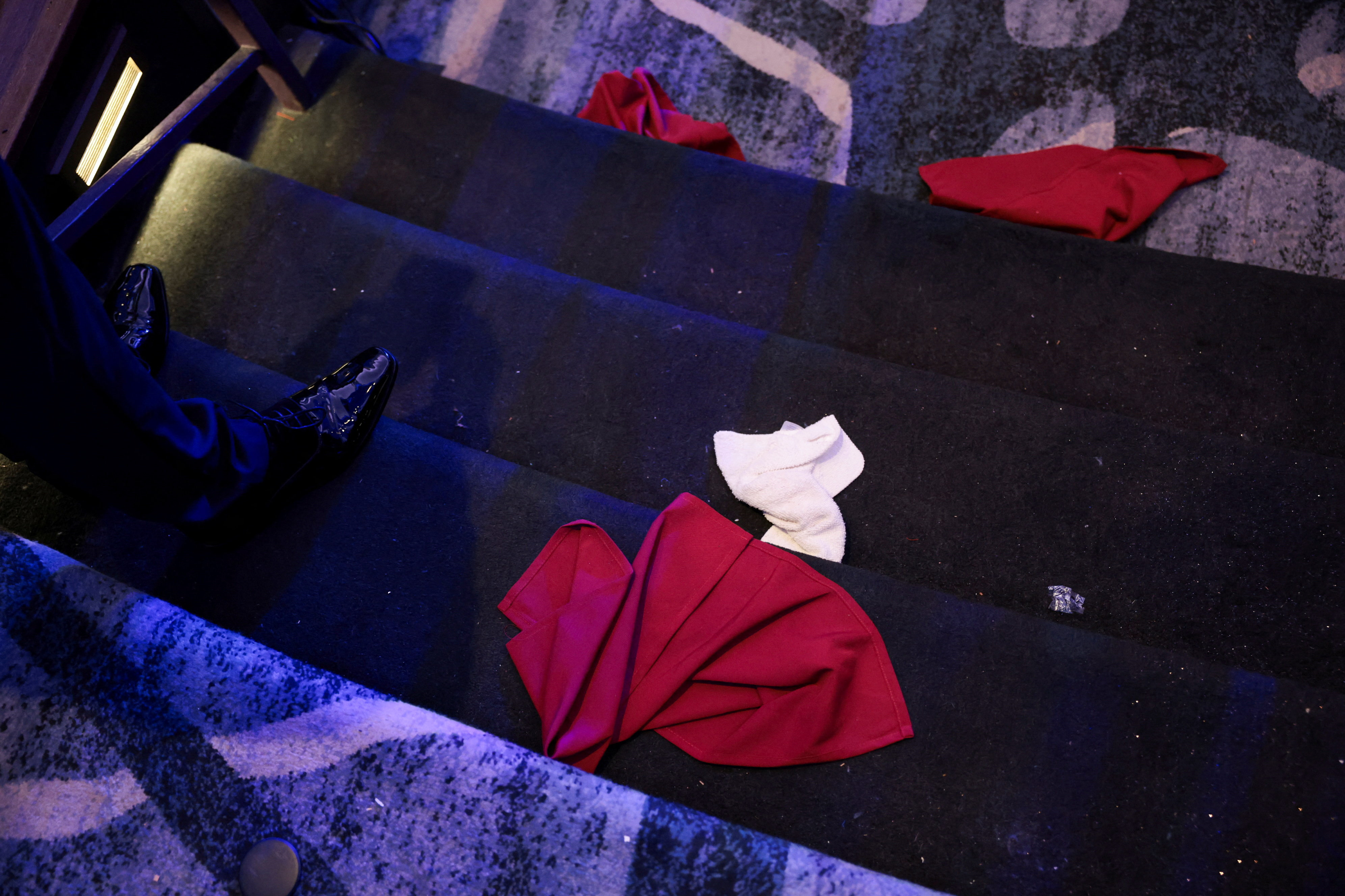 लोगों को जल्दी निकालने के चलते डिनर के दौरान इस्तेमाल किए जाने वाले रुमाल जमीन पर बिखरे दिखे।