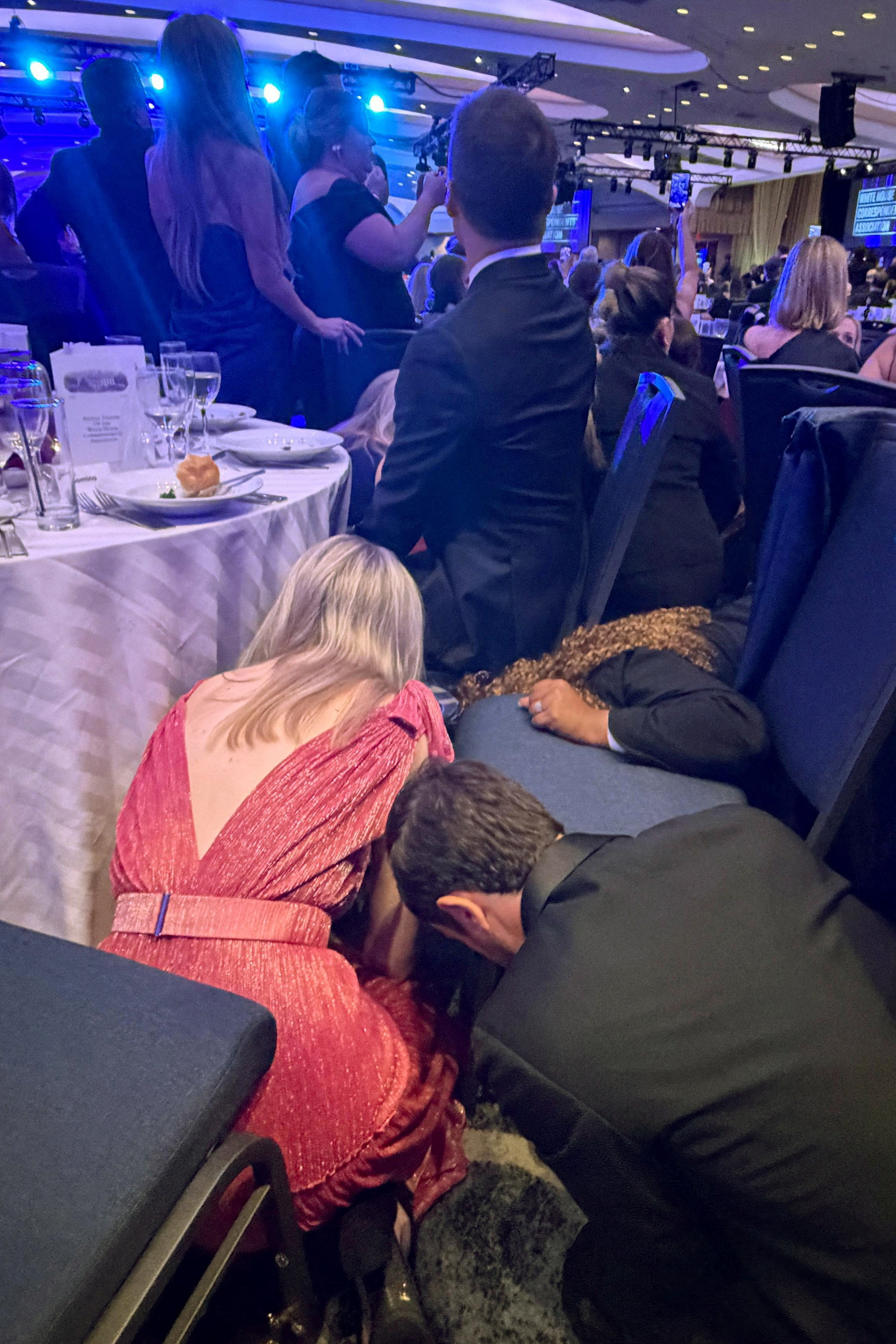 कार्यक्रम में शामिल गेस्ट कुर्सी और टेबल के नीचे छिप गए थे।