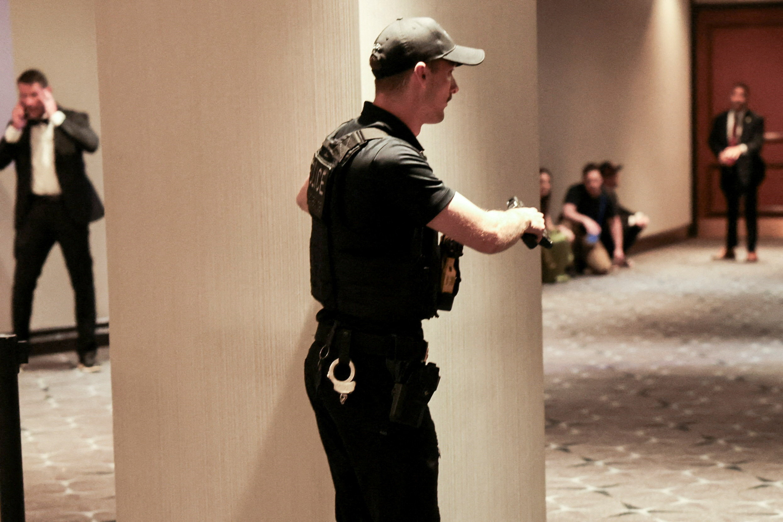 सुरक्षाकर्मियों ने बंदूक निकालकर कमरे के बाहर किसी भी तरह के हमले का जवाब देने की तैयारी कर ली थी।