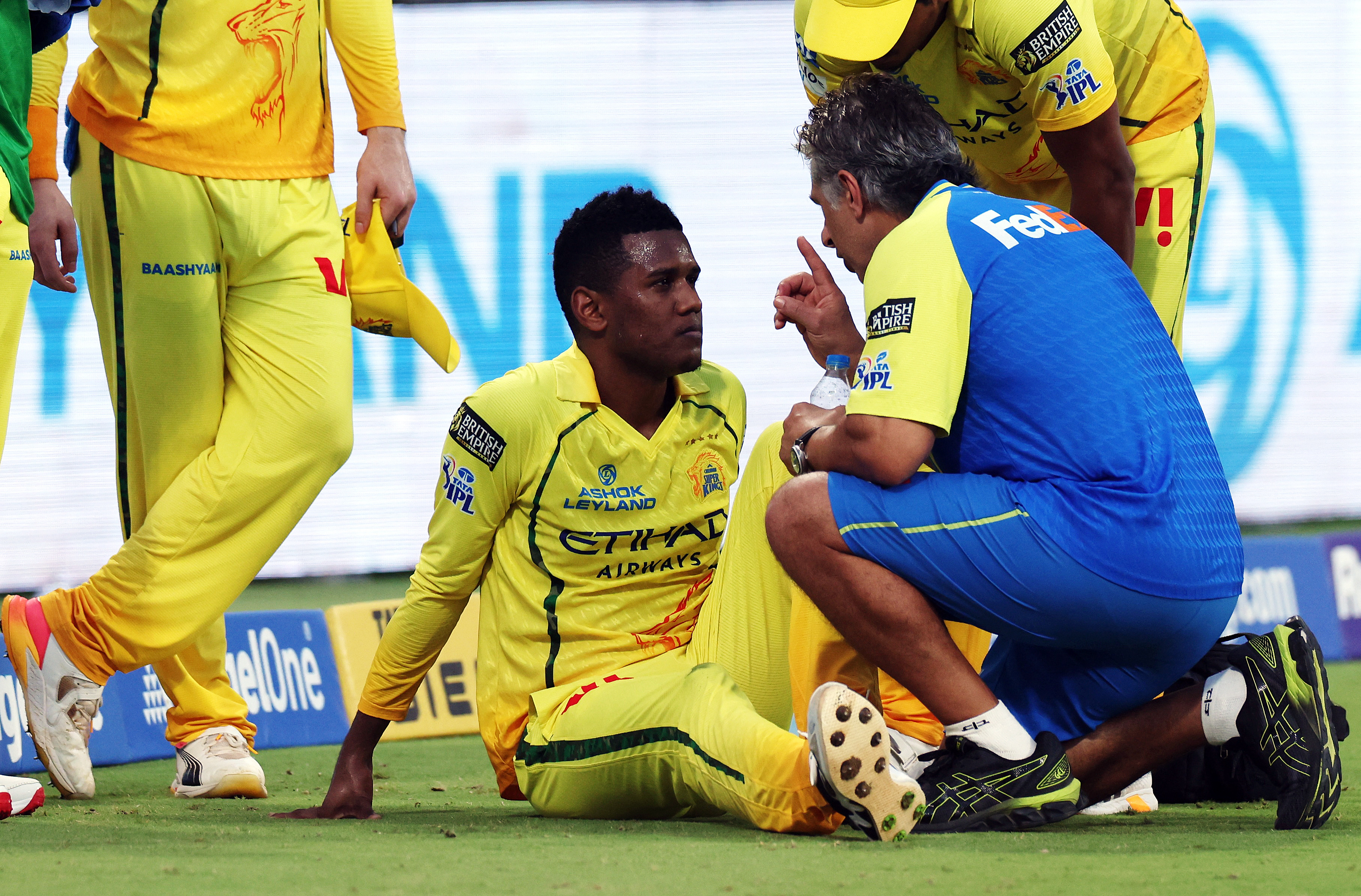 फील्डिंग के समय अकील चोटिल हो गए।