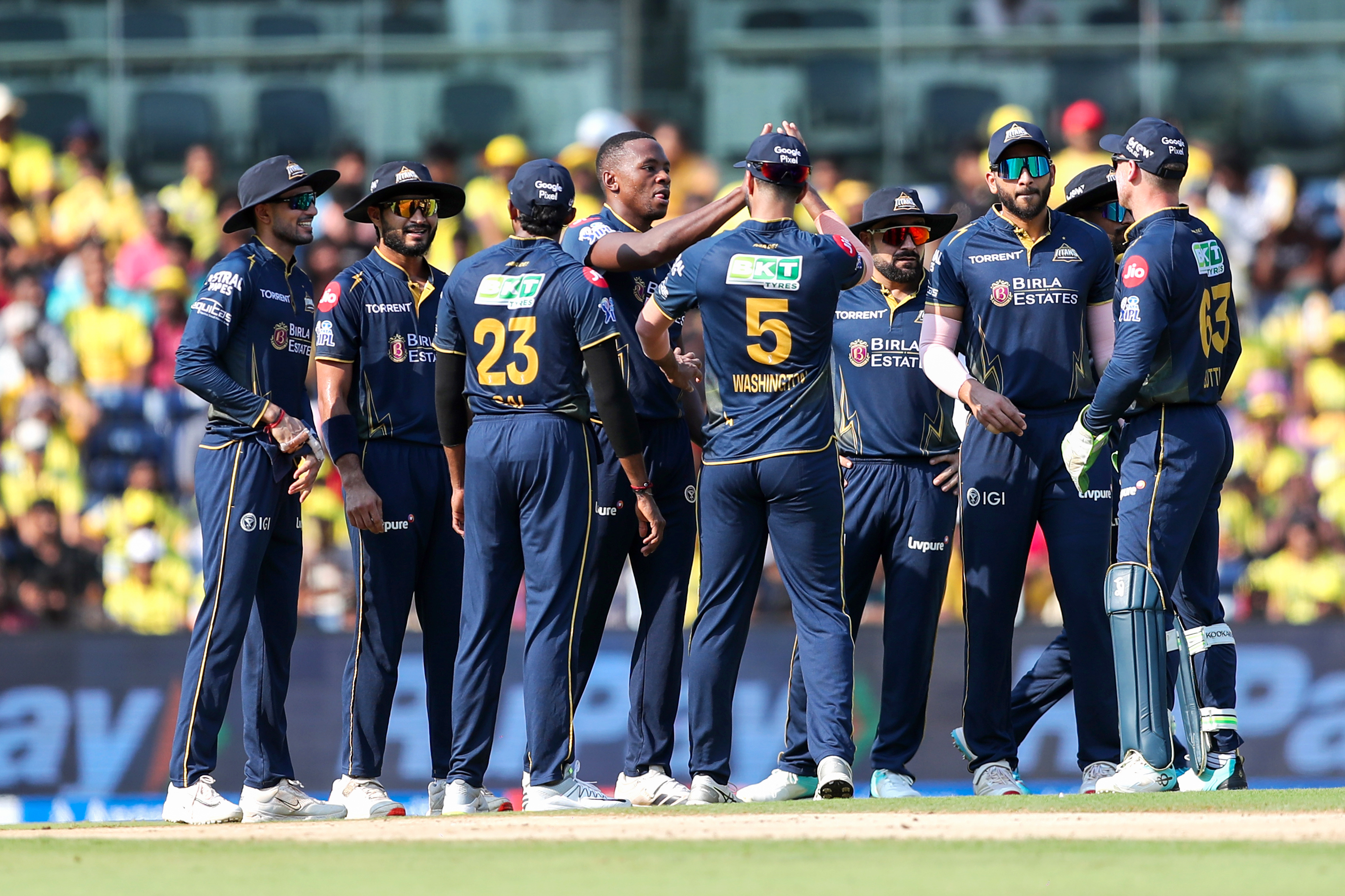 चेन्नई के 4 विकेट गिरने के बाद गुजरात की टीम सेलिब्रेट करती हुई।