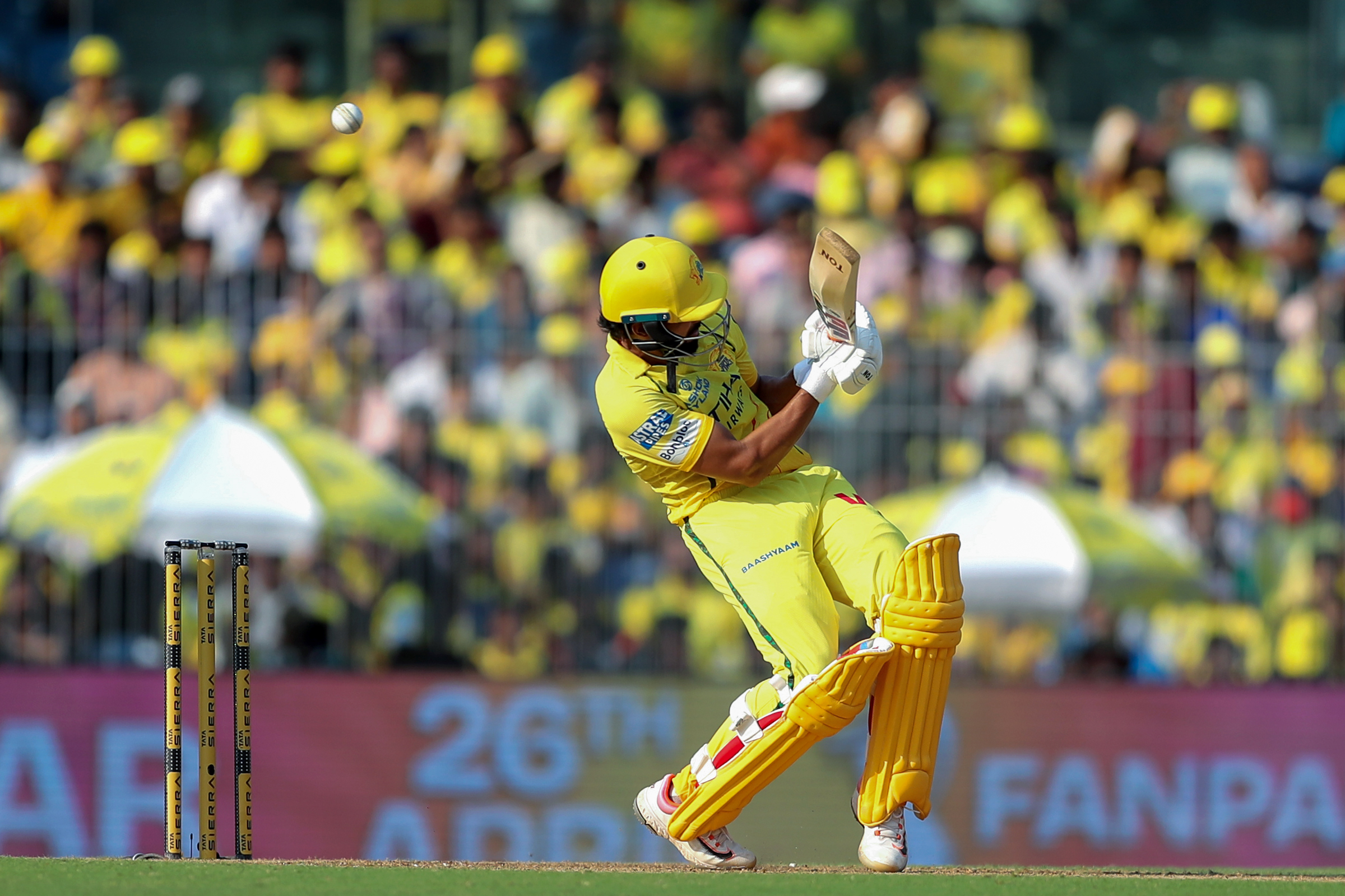 ऋतुराज गायकवाड 4 सिक्स लगाकर खेल रहे हैं।