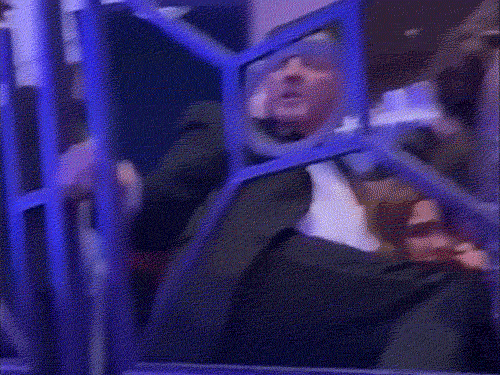 कार्यक्रम में मौजूद गेस्ट और पत्रकार कुर्सियों के पीछे छिप गए थे।