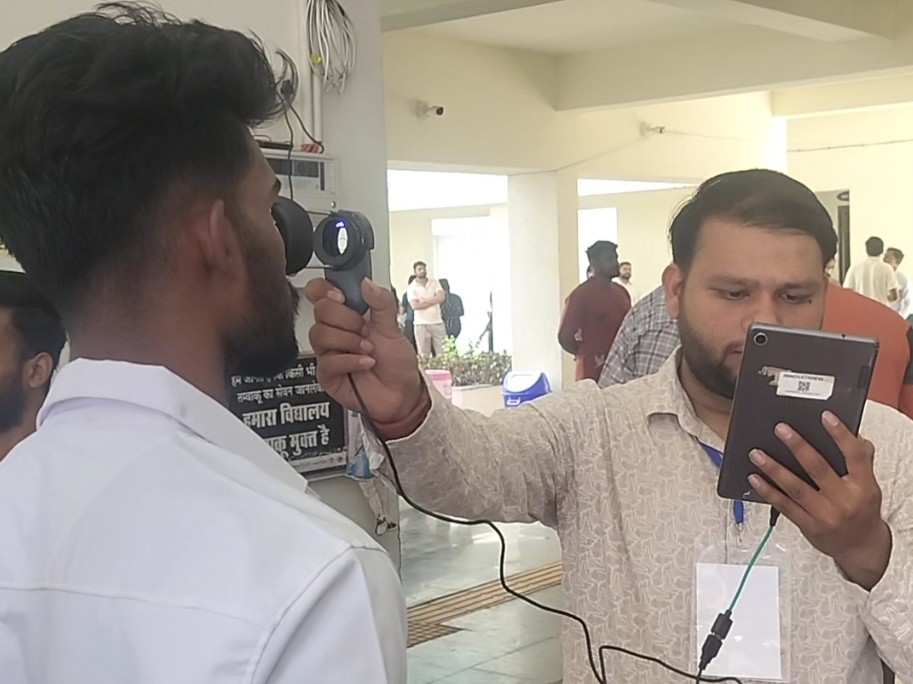 परीक्षा केंद्र के बाहर प्रवेश से पहले जांच कराते परीक्षार्थी।