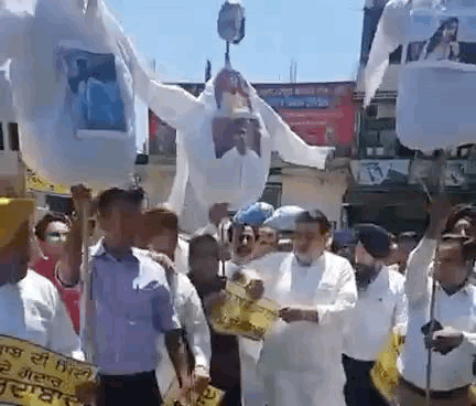 प्रदर्शन करते हुए आप नेता