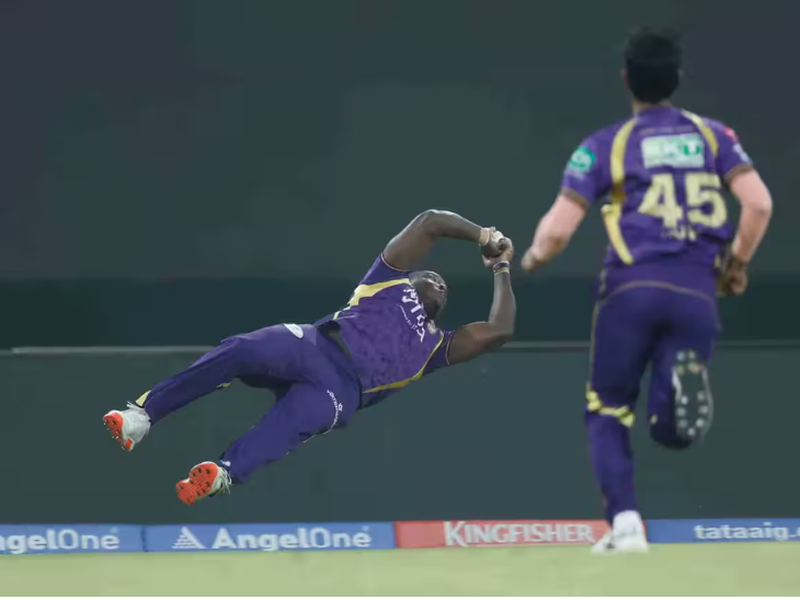 पावेल ने पीछे भागते हुए डाइव लगाकर कैच पकड़ा।