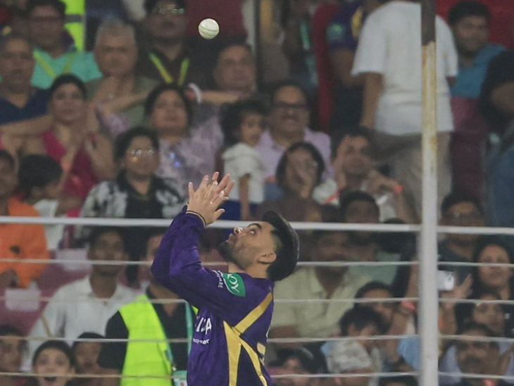 रिंकू ने बैलेंस बनाते हुए मार्करम का बाउंड्री लाइन पर कैच पकड़ा।