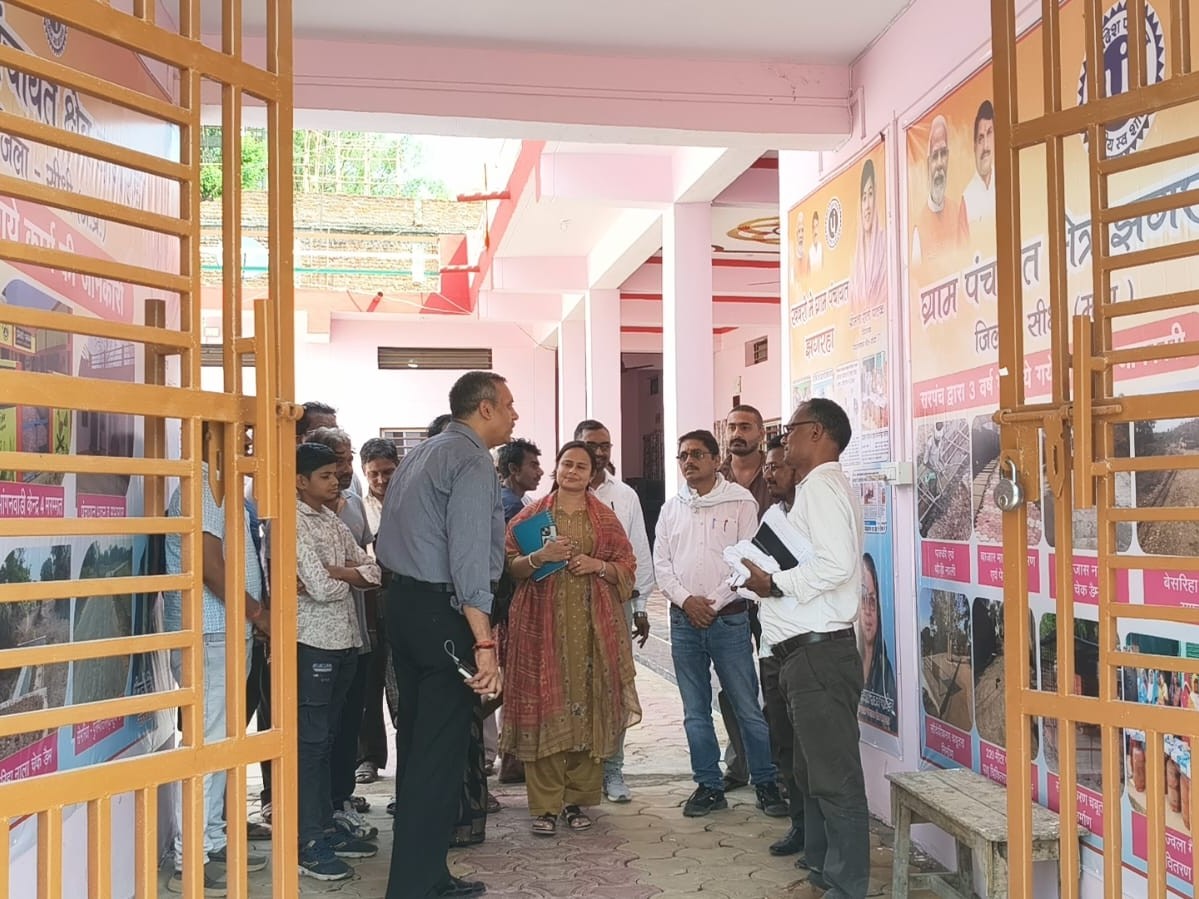 अधिकारियों को जरूरी  निर्देश देते कलेक्टर। - Dainik Bhaskar