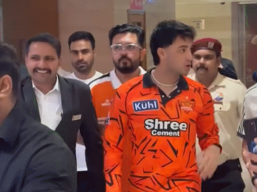 क्रिकेटर अभिषेक शर्मा होटल से निकलते हुए।