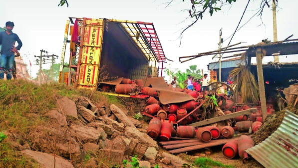 A truck loaded with gas cylinders overturned uncontrollably, a major ...