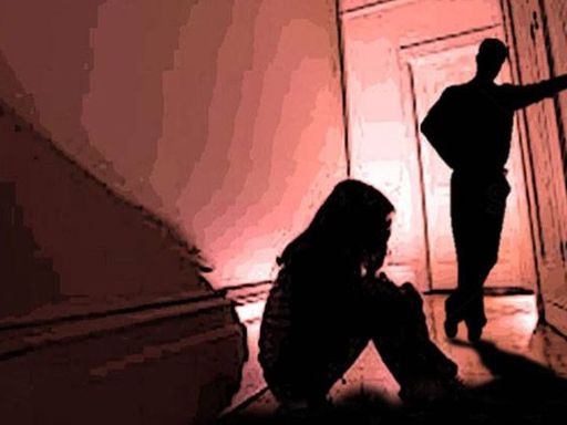 पीड़िता ने कहा कि आरोपी ने एक बार 25 मिनट का वीडियो बना लिया, इसके बाद वह ब्लैकमेल करता रहा। (प्रतिकात्मक फोटो)
