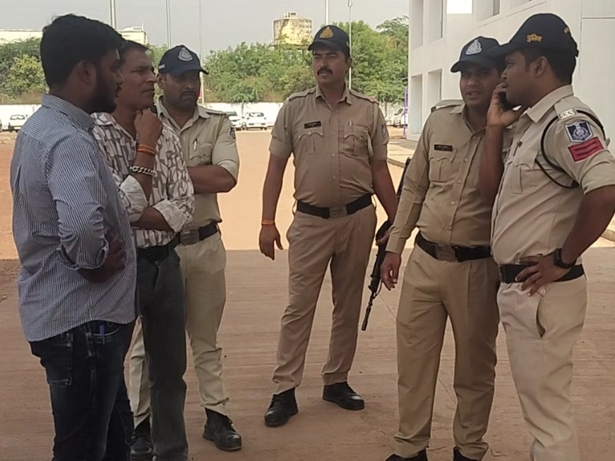 यातायात और कोतवाली पुलिस संभालती परीक्षा व्यवस्था।