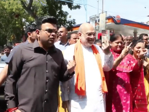 अमित शाह ने पत्नी और बेटे के साथ गांधीनगर में वोट डाला।