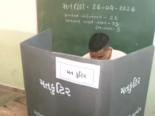 गुजरात के डिप्टी सीएम हर्ष सांघवी ने सूरत में वोटिंग की।