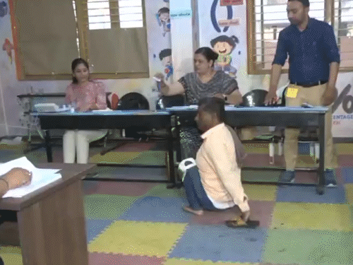 अहमदाबाद में एक पोलिंग बूथ में दिव्यांग ने मतदान किया।