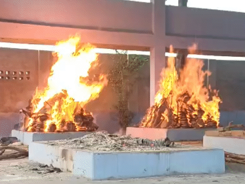 शाम करीब 6 बजे मनीष सैनी, आकाश सैनी और अमरदीप सैनी का एक साथ अंतिम संस्कार कर दिया गया। तीनों चिताएं जब एक साथ जलीं, तो वहां मौजूद सभी लोगों की आंखें नम हो गईं।