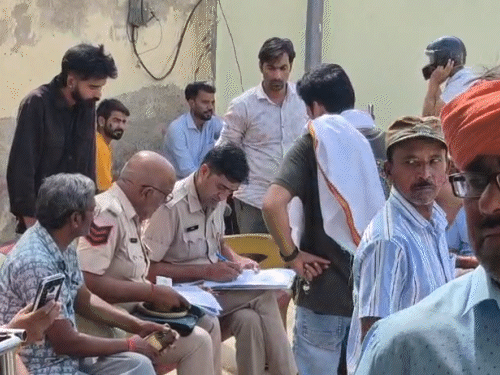 फोटो रविवार सुबह का है। घटना की जानकारी के बाद परिजन सुबह मॉर्च्युरी पहुंचे।