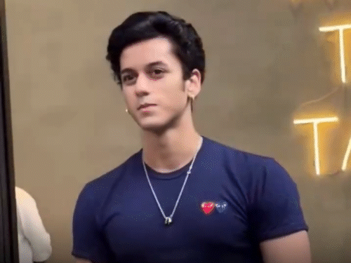 सूफयान पैपराजी को पोज देते हुए।