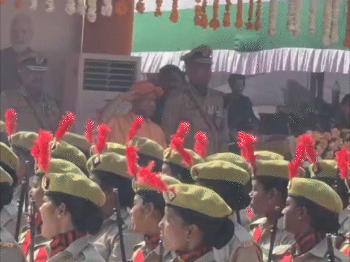 सीएम योगी ने लखनऊ में परेड के दौरान महिला जवानों की सलामी ली।