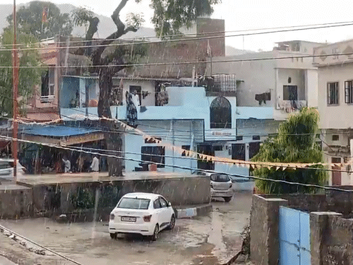 राजस्थान के उदयपुर में रविवार दोपहर अचानक बारिश ने गर्मी से राहत दिलाई।