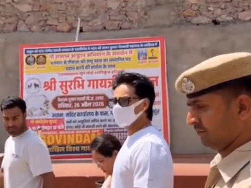 अभिषेक शर्मा शुक्रवार को जयपुर के गोविंददेव जी मंदिर पहुंचे थे।