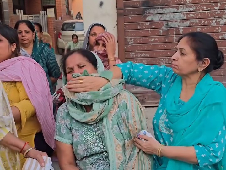 रोते विलखते परिजन