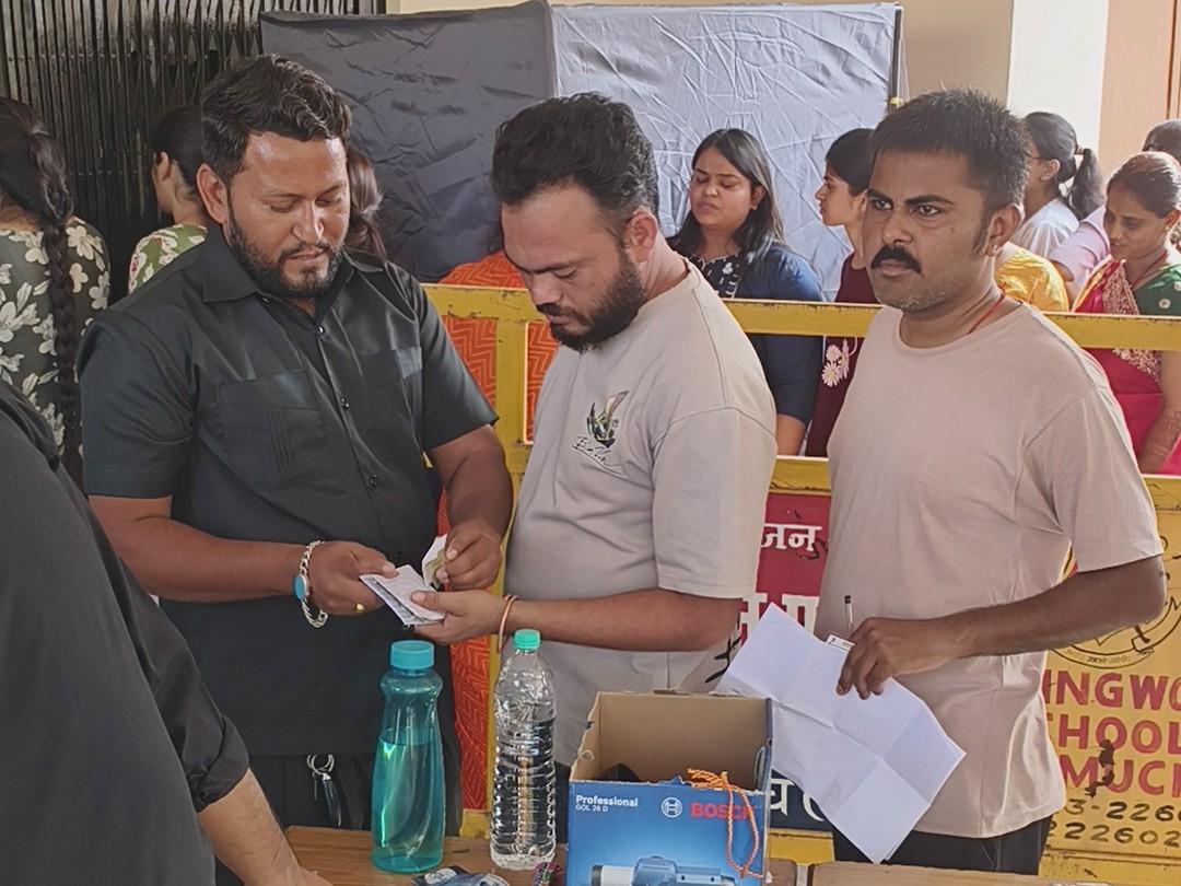 दस्तावेज की जांच करते सुरक्षाकर्मी।