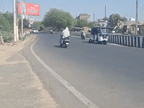 दोपहर के समय चल रही लू ने लोगों को बेहाल कर दिया है।