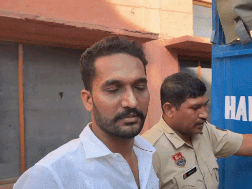 करनाल में मर्डर के आरोपी को पेपर दिलवाने के बाद लेकर जाती पुलिस। - Dainik Bhaskar