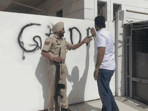 भज्जी के घर में गद्दार लिखते हुआ आप का वर्कर।