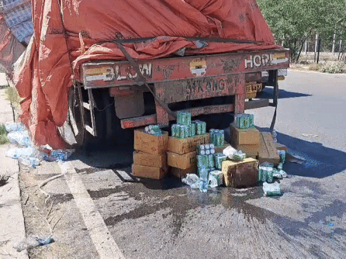 हादसे के बाद बिखरे कोल्ड ड्रिंक के कैन।
