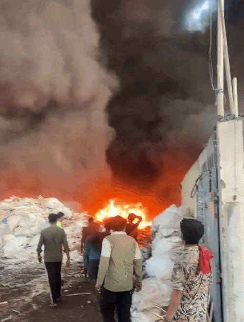 फैक्ट्री में लगी आग बुझाने का प्रयास करते वर्कर।