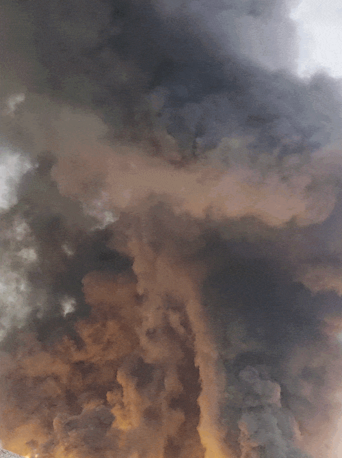 फैक्ट्री और गोदामों में लगी आग से धुआं आसपास के इलाके में फैल गया।