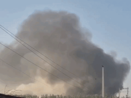 करीब तीन मिलोमीटर दूर से दिखाई देता गांव मुकारपुर स्थित टायर फैक्ट्री में लगी आग का धुंआ।