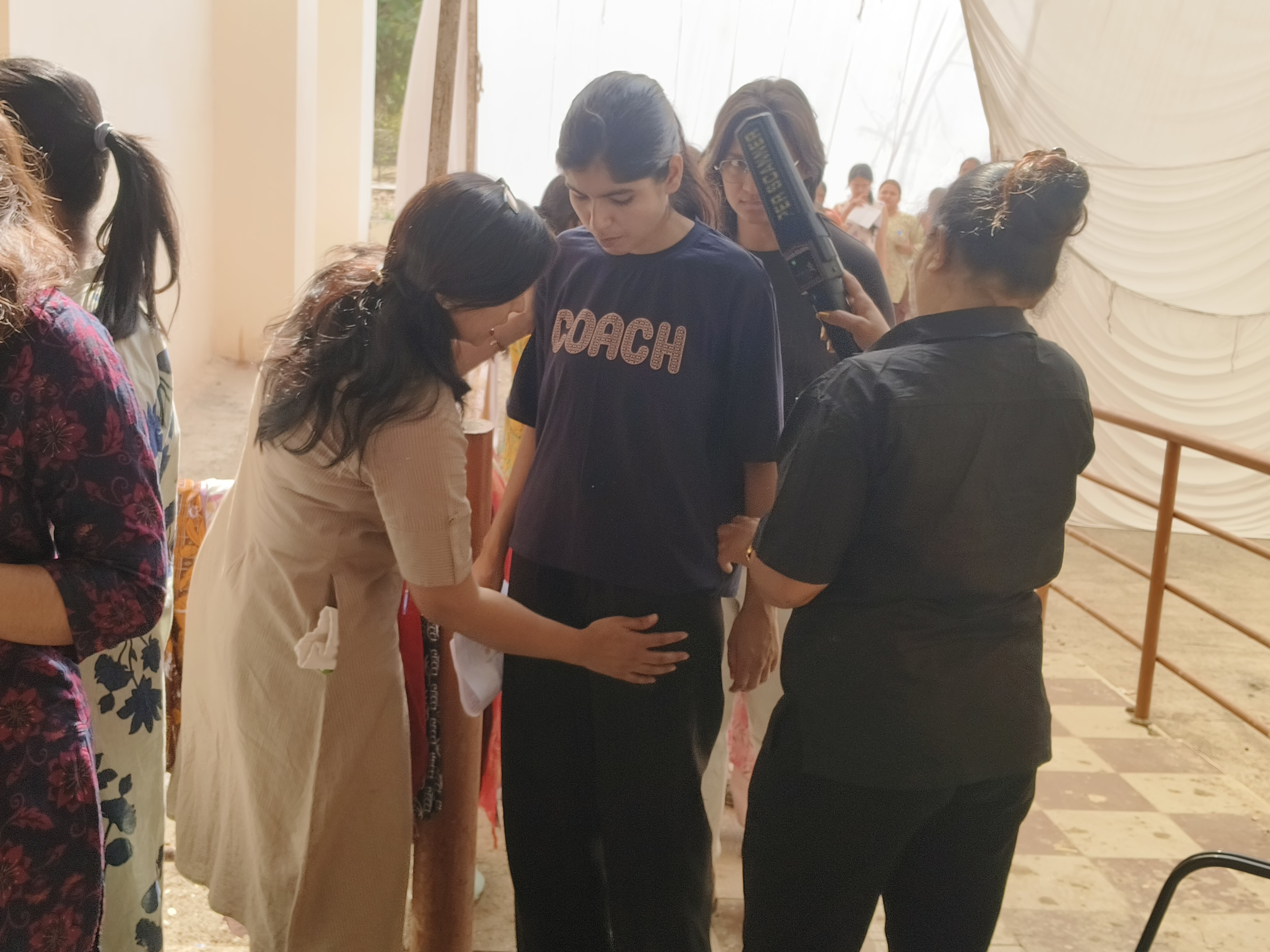 अभ्यार्थियों की चेकिंग करते पर्यवेक्षक।