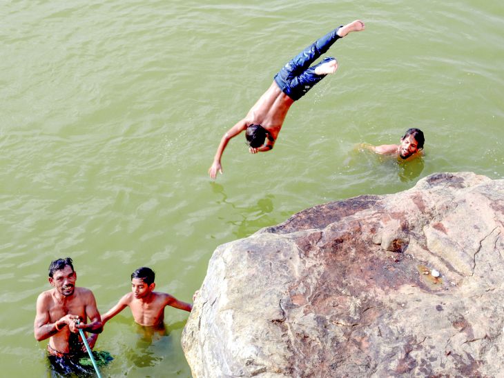 भोपाल में लोग गर्मी से राहत पाने के लिए अपर लेक में नहाते दिखे।