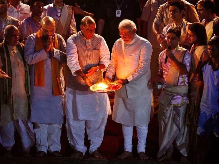 चुनाव जीतने के बाद 17 मई 2014 को प्रधानमंत्री गंगा घाट पहुंचे थे।