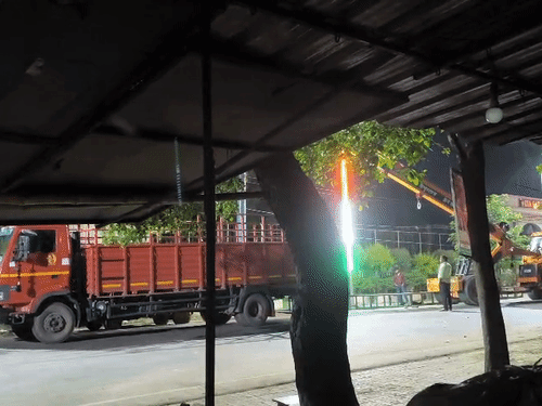 पुलिस को एक वीडियो मिला जिसमें लोग स्वागत द्वार को काटकर ले जाते दिखे। इसके लिए हाइड्रा और डीसीएम लाए गए थे।