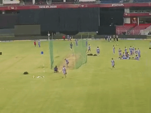 शनिवार शाम को भी दोनों टीमों के खिलाड़ियों ने स्टेडियम के अंदर नेट्स में पसीना बहाया।