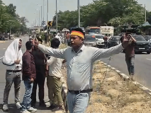 हाईवे जाम करने के बाद लोग नारे लगाते रहे। दोनों तरफ गाड़ियां खड़ी रहीं।