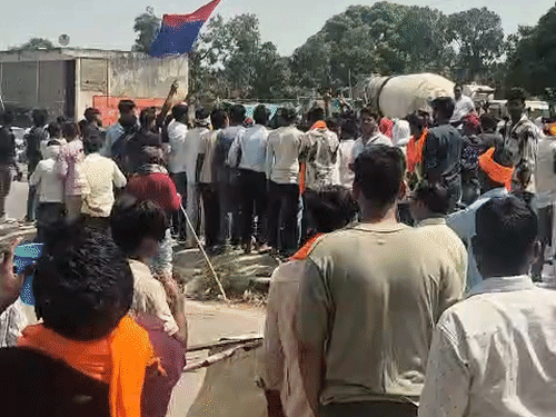 हाईवे पर दोनों तरफ बड़ी संख्या में लोग पहुंचे। करीब आधे घंटे बाद जाम खुल सका।