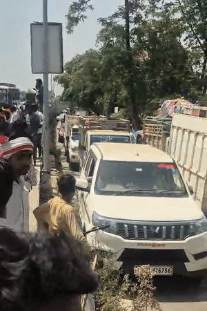 हरदोई-लखनऊ स्टेट हाईवे पर लंबा जाम लग गया। इस दौरान प्रदर्शनकारी नारेबाजी करते रहे।