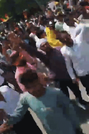 प्रदर्शनकारी स्टेट हाईवे पर नारेबाजी कर रहे थे।