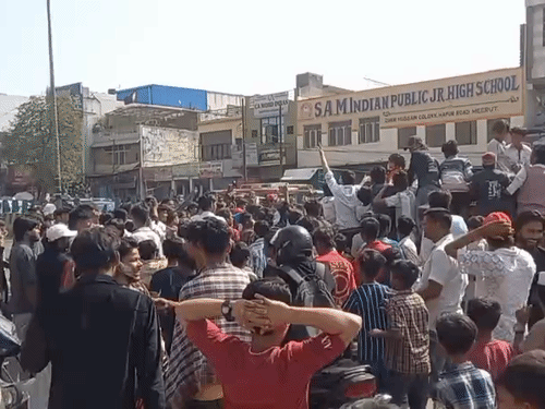 रोड शो के दौरान सड़क पर अफरा-तफरी जैसे हालात हो गए। सूचना पर थाना पुलिस मौके पर पहुंची।