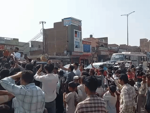 लोग सड़क पर खड़े होकर वीडियो बनाने लगे। इससे जाम लग गया।