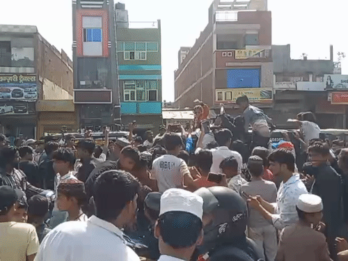 शादाब जकाती के रोड शो के दौरान लोगों की भारी भीड़ लग गई।