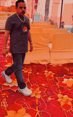 शोरूम के उद्धघाटन के दौरान शादाब ने रील भी बनाई।